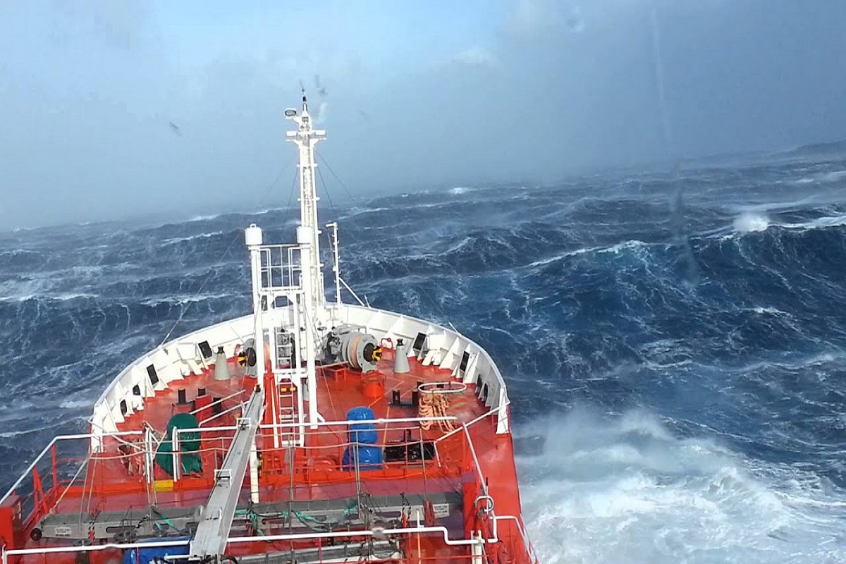 LPG ship in the middle of rough seas seems to be a feather in the wind in front of mother nature!
We can completely imagine the mood of the sailors inside the ship...
According to information from the owner of the video, the ship is in a cyclone or to be more correct, it is close to a cyclone.
We don't know if the above is really true, so watch the video and draw your own conclusions.
However, whether it is or not, the sea really is very rough and seems not to be joking... Dancing" with the waves!
